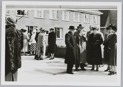 WAT001017996 De officiële opening van het rusthuis De Keern . Hier een aantal genodigden o.a. Dr. Binnema gesprek met ...