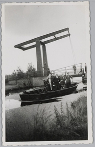 WAT001018091 Nieuwe brug over De Nieuwe Gouw (Kleine Zeil). In de boot v.l.n.r. Marie v/d Sluijs, Muus de Dood, Wim ...