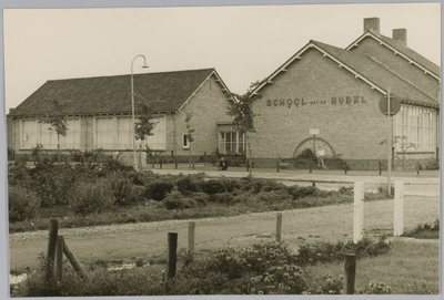 WAT001018094 School met de Bijbel. De Zuidgevel van de school