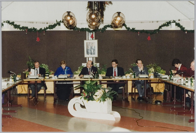 WAT001019747 Vergadering nieuwe gemeente Landsmeer. Het nieuwe college: v.l.n.r. wethouder van Heusden, wethouder ...