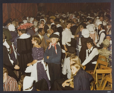 WAT001019431 Landsmeer 650 jaarEén groot muziek, dans en drinkfeest in de feesttent.
