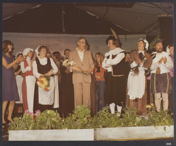 WAT001019494 Ter gelegenheid van het 650 jaar bestaan van Landsmeer was er op zaterdagavond 30 mei 1976 een openingsbal ...