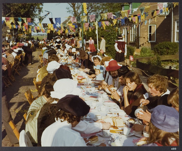 WAT001019507 Ter gelegenheid van het 650 jaar bestaan van Landsmeer was er op vrijdag 4 juni 1976 een broodmaaltijd ...
