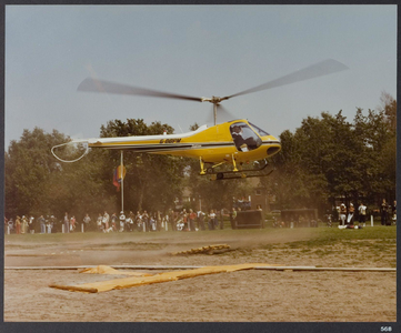 WAT001019519 Landsmeer 650 jaar.Op 27 mei 1976 lande burgemeester Martini en Barend Barendse met een helikopter op het ...