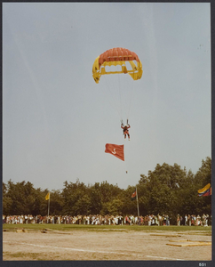 WAT001019520 Landsmeer 650 jaar.Op 27 mei 1976 lande burgemeester Martini en Barend Barendse met een helikopter op het ...