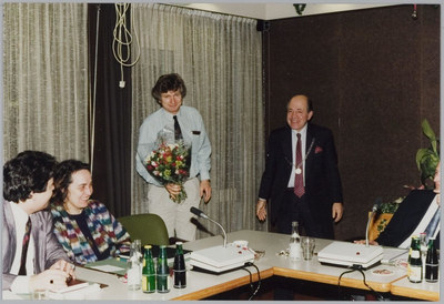 WAT001019741 Vergadering nieuwe gemeenteraad Landsmeer.Midden met burgemeesters ketting: burgemeester H. Waltmans.Links ...