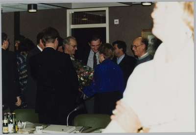 WAT001019744 Vergadering nieuwe gemeente Landsmeer. In het midden: Auwerda en dhr. Monteban, secretaris van de VVD. De ...