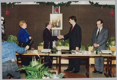 WAT001019745 Vergadering nieuwe gemeente Landsmeer. Beeindiging tijdelijke gem. secretaris v.l.n.r. wethouder ...