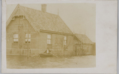 WAT001019763 Als gevolg van een zware noordwester storm brak in januari 1916 de Waterlandse Zeedijk tussen Monnickendam ...