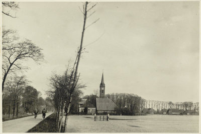 WAT003000046 Middenbeemster met in de verte de NH-Kerk. Zaalkerk met westtoren, gebouwd van 1618-'26; nadat plannen ...