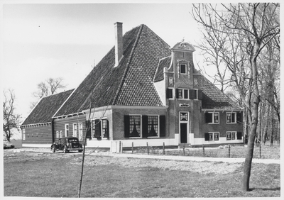 WAT003000048 Boerderij De Eenhoorn (op de foto vóór de restauratie) uit 1682 is een Rijksmonument. De stelphoeve heeft ...