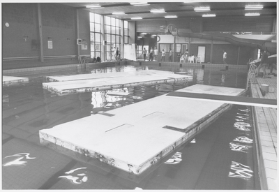 WAT003000084 Zwembad De Wilgenhoek, gebouwd in 1955, gevolgd door een overdekte uitbreiding in 1974. Na een brand in ...