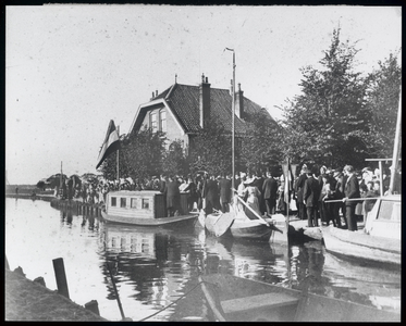 WAT003001414 Aankomst van Koningin-moeder Emma aan het Edammerpad in Volendam. Op de achtergrond het huis van het hoofd ...