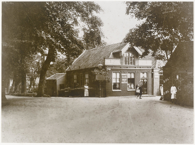 WAT003001441 Groot Westerbuiten begin Linderzijde, rechts café, links winkel van Grietje Abbes