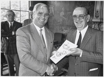 WAT003001745 Wethouder P. Huurdeman (r.) ontvangt van G. Torsing (H.S. Vastgoed) de eerste woonwijkbrochure. Hein ...