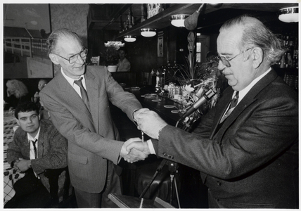 WAT003001811 Heropening ParochiehuisWethouder P. Huurdeman, rechts, overhandigt de sleutel van het gerenoveerde ...