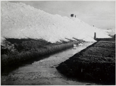 WAT003002136 Als gevolg van een zware noordwester storm brak in januari 1916 de Waterlandse Zeedijk tussen Monnickendam ...