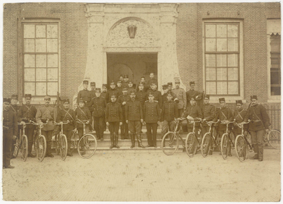 WAT003002127 Groepsfoto, stadhuis, mobilisatie 1914 - 1918, midden overste Luden