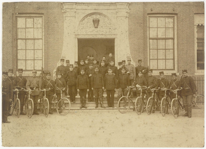 WAT003002127 Groepsfoto, stadhuis, mobilisatie 1914 - 1918, midden overste Luden