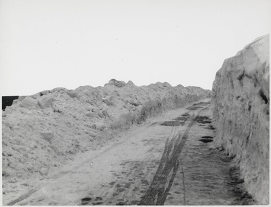 WAT003002134 Als gevolg van een zware noordwester storm brak in januari 1916 de Waterlandse Zeedijk tussen Monnickendam ...