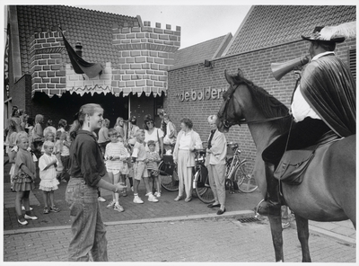 WAT003002702 Ridder Beusekom van Bolderstein opent de kinderactiviteiten week van Monnickendam. Het speelde zich af in ...