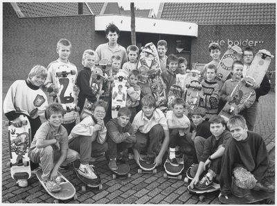 WAT003002861 Foto: oprichting van skateboard-club 'United Skaters'. In één dag waren er al 30 leden.Ze gaan elke ...