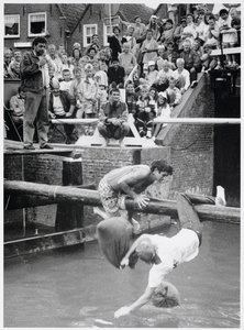 WAT003002868 Gouwzeefeestweek in Monnickendam.Op donderdag 16 augustus 1990, was er een kussengevecht georganiseerd aan ...