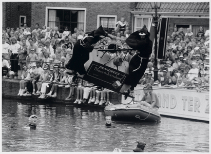 WAT003002894 Foto: Met een replica van een oude hand -brandspuit uit 1669 poogde de Vrijwillige Brandweer van ...