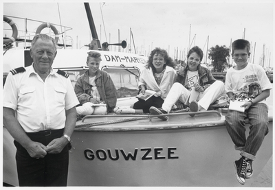 WAT003002923 Foto: van links naar rechts: kapitein Maarten Harpertzoon Tromp en verslaggevers Tanja, Saskia, Bianca en ...