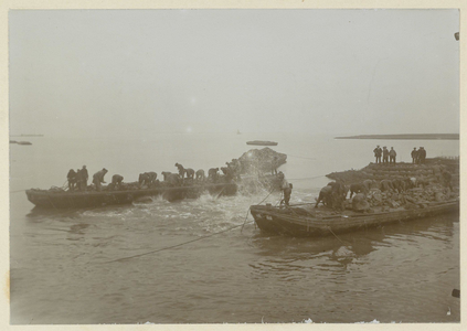 WAT003002976 Als gevolg van een zware noordwester storm brak in januari 1916 de Waterlandse Zeedijk tussen Monnickendam ...