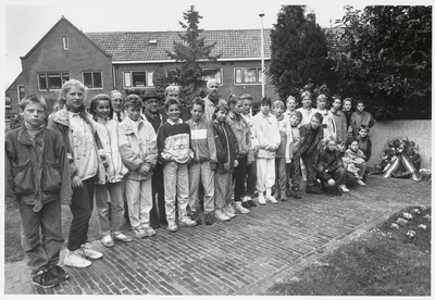WAT003002982 Foto: 23 kinderen van groep acht van basisschool De Fuut, die dit jaar het oorlogsmonument aan De Zarken ...