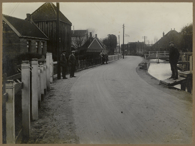 WAT003003116 Noordeinde 4 en 6 en de Doopsgezinde kerk.