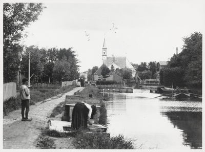 WAT003003164 Watergang rond 1900. Foto: Midden achter: de Nederlands-hervormde kerk te Watergang aan de Dorpsstraat ...
