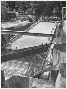 WAT003002957 Foto: Op 30 juni 1989 heeft aannemers bedrijf Van Waveren een betonnen vloer gestort, voor een nieuw te ...