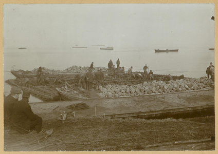 WAT003002975 Als gevolg van een zware noordwester storm brak in januari 1916 de Waterlandse Zeedijk tussen Monnickendam ...