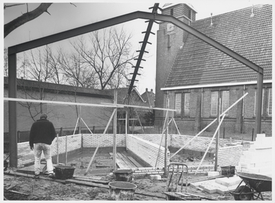 WAT003003073 Foto: De muziektent in aanbouw.Op het terrein gelegen naast de Geformeerde Kerk grenzend aan Calkoenstraat ...