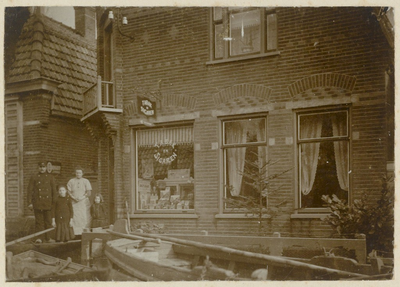 WAT003003086 Als gevolg van een zware noordwester storm brak in januari 1916 de Waterlandse Zeedijk tussen Monnickendam ...