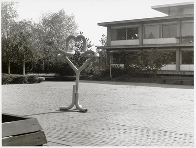 WAT003003123 Foto: Op zaterdag 29 mei 1976 is er een kunstwerk onthuld (het leek op een kronkelknoop)Het was een ...