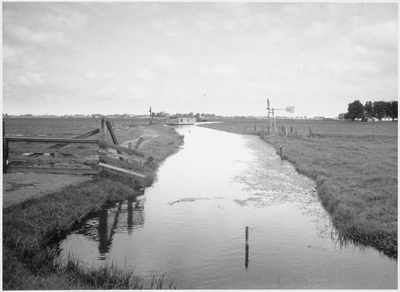 WAT003003159 Broekervaart.Midden: een woonboot. Midden, rechts: een poldermolen / watermolen.