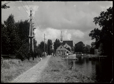 WAT003003165 Watergang rond 1950. Foto: Midden achter: de Nederlands-hervormde kerk te Watergang aan de Dorpsstraat ...