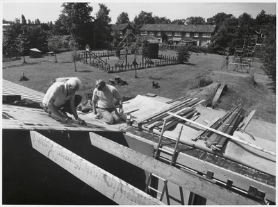 WAT003003184 Op het terrein van speeltuinvereniging Jonge Kracht aan de Goudpluvier werken Piet Oostwal, Harry ...