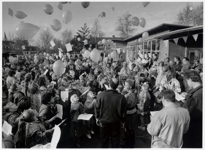 WAT003003193 Foto: opening van het schoolplein van de Van der Worpschool aan de Zonnedauwstraat 4 te Landsmeer.