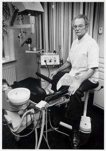 WAT003003202 Foto: Tandarts H.L. van Meurs stopt na 35 jaar met zijn tandartspraktijk. Op 1 augustus 1986 draagt hij ...