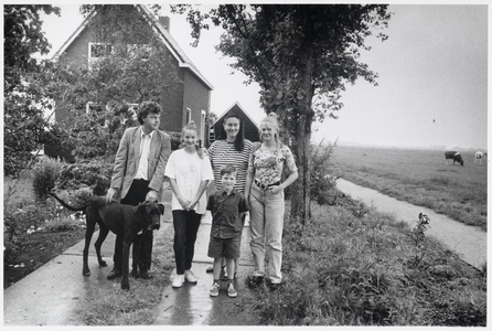 WAT003003251 Foto: de familie de Ruiter is blij met haar afgelegen plekje aan de Hoogedijk te Katwoude.