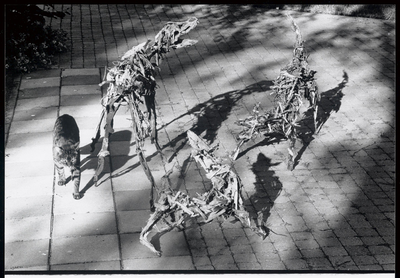 WAT003003309 Kunstwerk van Ralph Lamertz de ‘Spelende Honden’ in Galerie Babel.