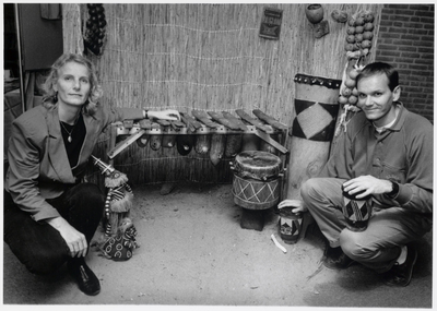 WAT003003378 Foto: Anneke Hoogvorst (links) en Wim van der Hoek bij de Afrikaanse nederzetting in de bibliotheek van ...
