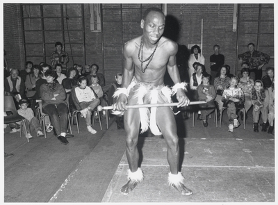 WAT003003429 Cultuurfestival in het Dorpshuis van Landsmeer.Foto: Een van de Zimbabwaanse dansers voerde op ...