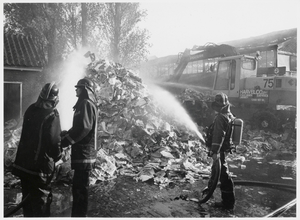 WAT003003263 Foto: een korte maar hevige brand heeft zaterdagavond 24 mei 1986, de bedrijfsruimten van Papierhandel ...