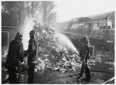 WAT003003263 Foto: een korte maar hevige brand heeft zaterdagavond 24 mei 1986, de bedrijfsruimten van Papierhandel ...