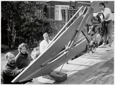 WAT003003297 Het vijf meter hoge Kunstwerk kreeg een plaatsje bij het Haagse stadhuis aan de Groenmarkt.Kunstenaar Eric ...